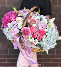 Композиция солнечный день в Баговской Цветочная композиция из Розы, Хризантемы, Пионы и Лизиантусы в корзине в Баговской