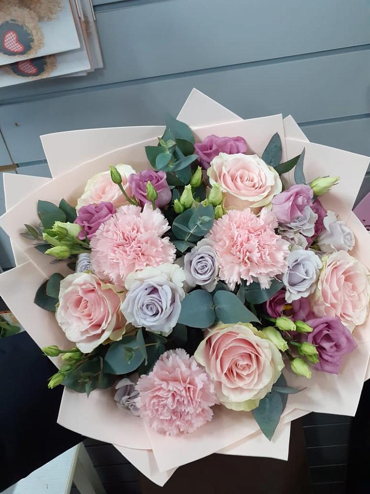 Букет цветов из: Розы, Гвоздики и Лизиантусы в Баговской